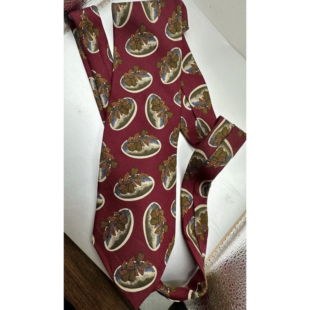 Vintage Claiborne Burgundy Novelty‎ Tie Autumn Acorn Pattern